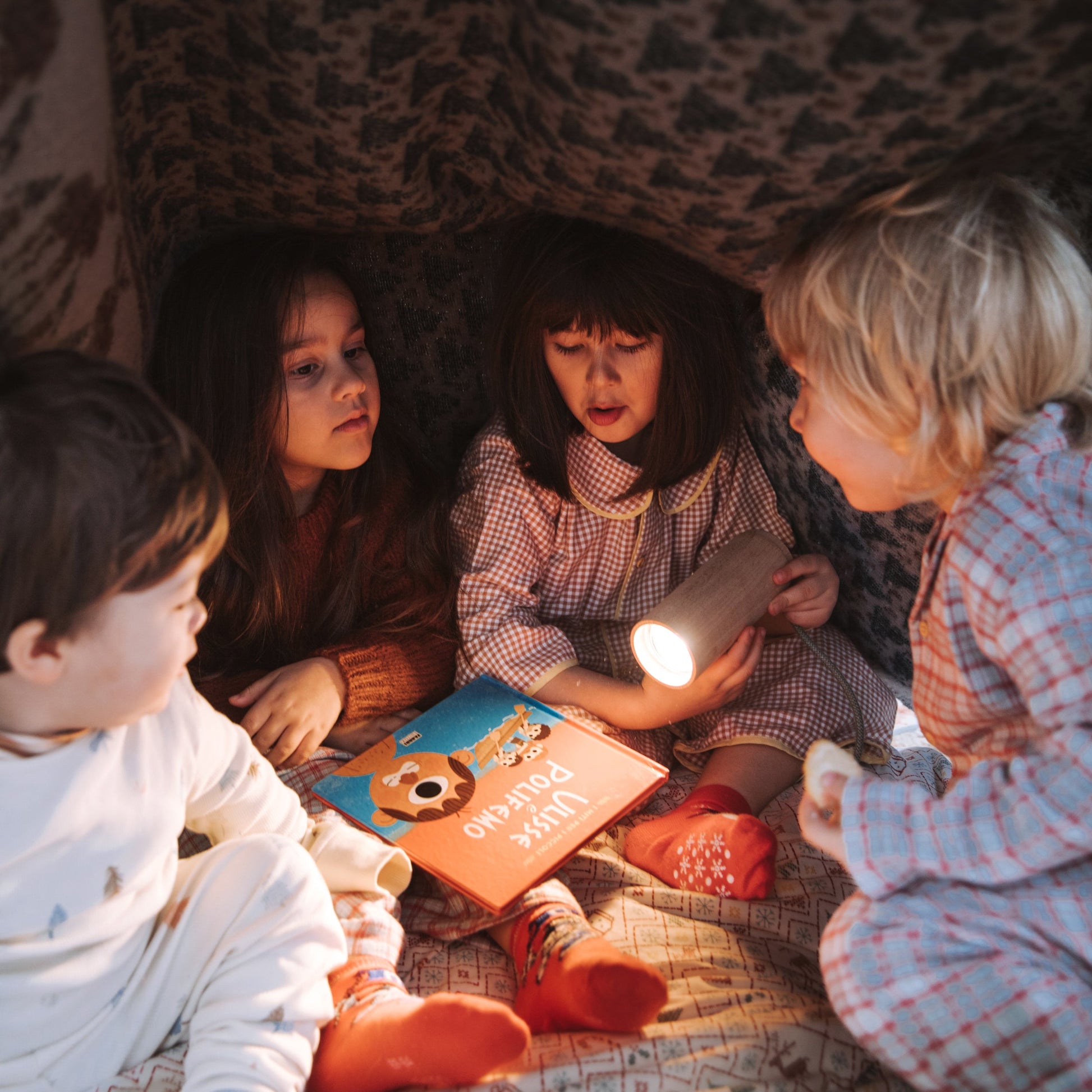 bambini giocano con luce zero+ nabè per letto montessorievolutivo