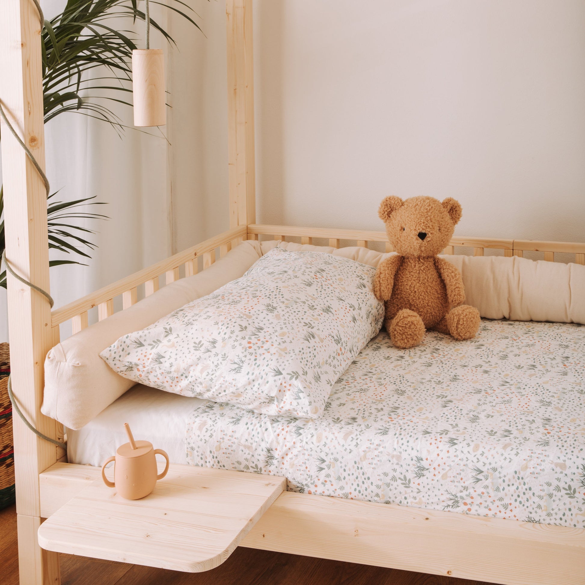 letto montesori con baldacchino, barriere protettive in legno e cuscino paracolpi