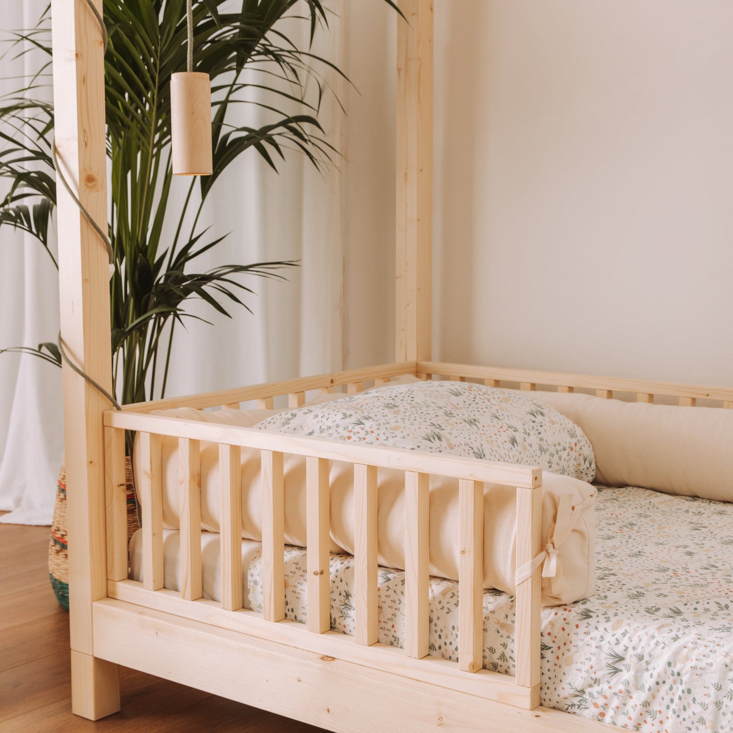letto per bambini con barriere e baldacchino in legno naturale fatto in italia