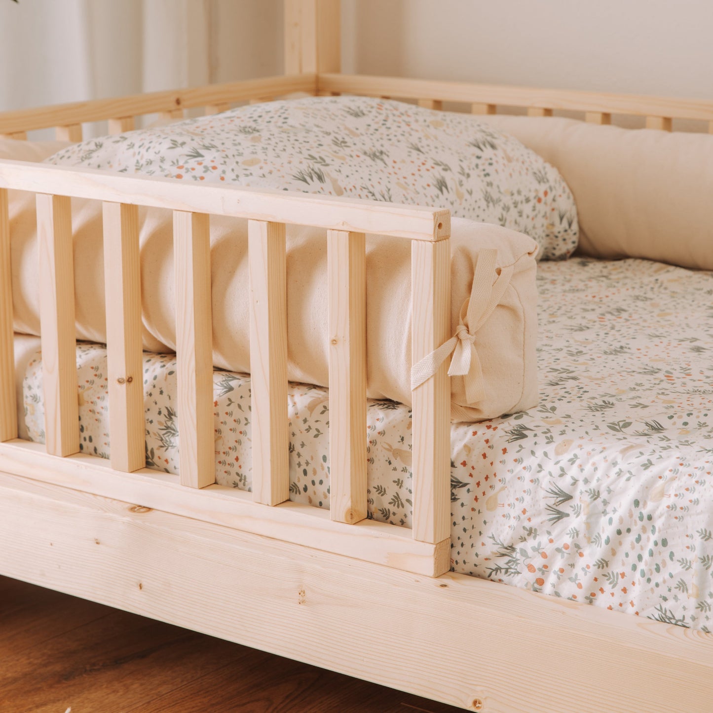 barriere protettive in legno e cuscino paracolpi estendibile per letto montessori nabè