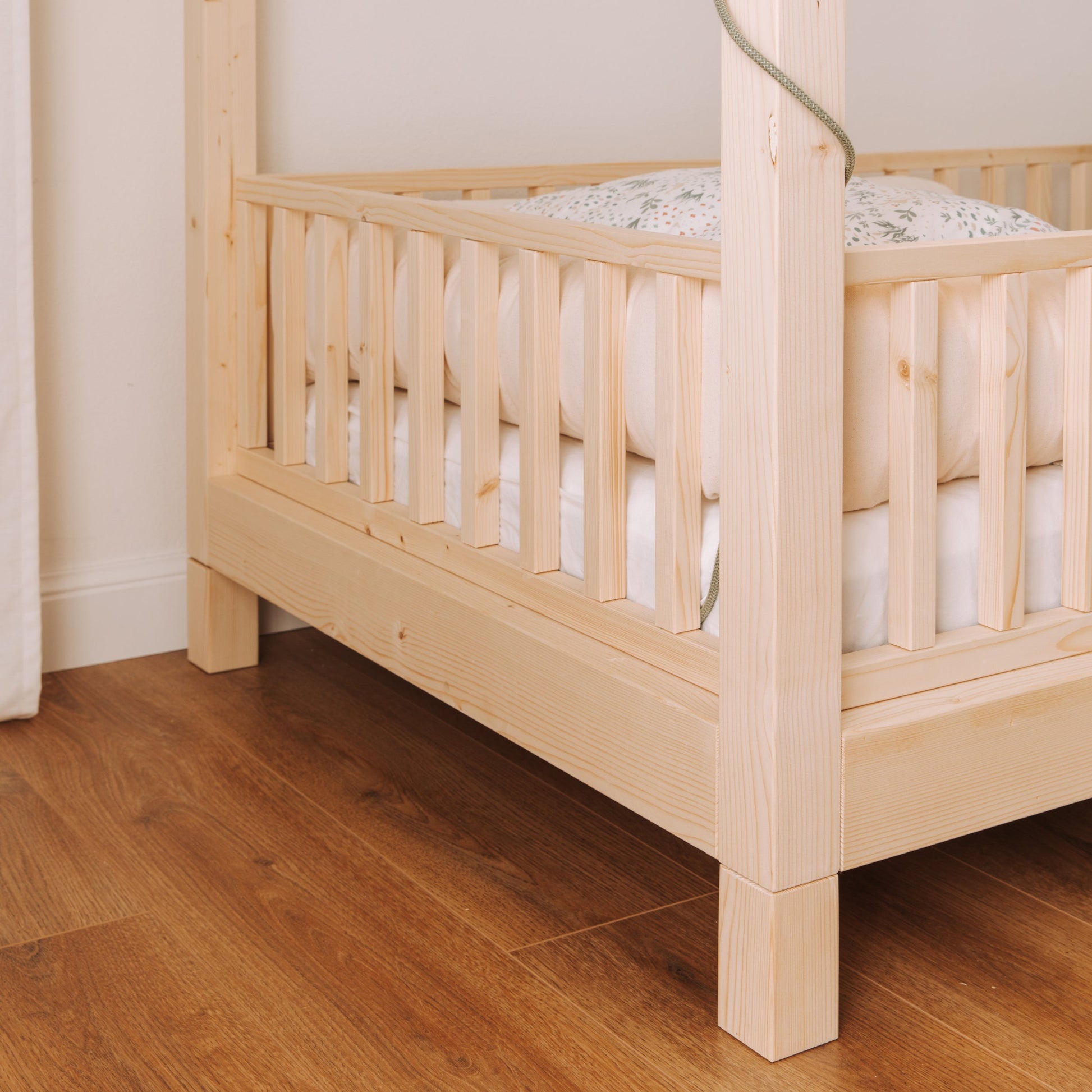 dettaglio piedini lettino montessori zero+ nabè in legno con barriere