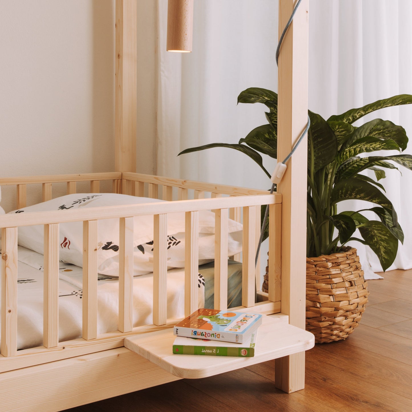 comodino per letto montessoriano montato su letto zero+ Dream nabè