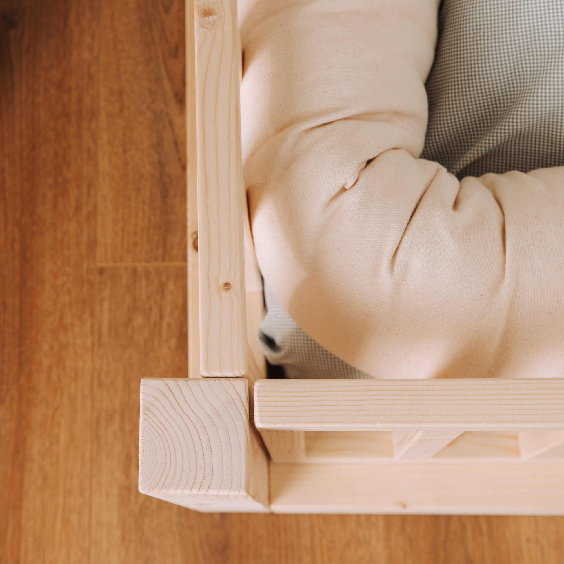 dettaglio cuscino paracolpi per letto montessori nabè