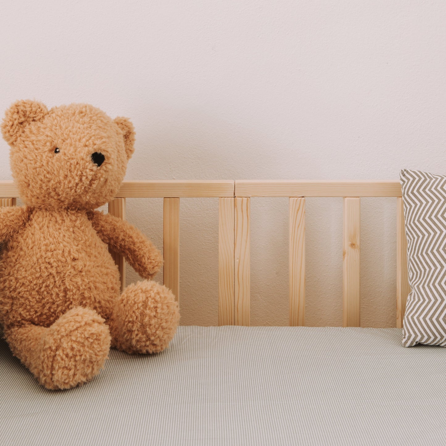 dettaglio letto zero+ dream con orsacchiotto e cuscino