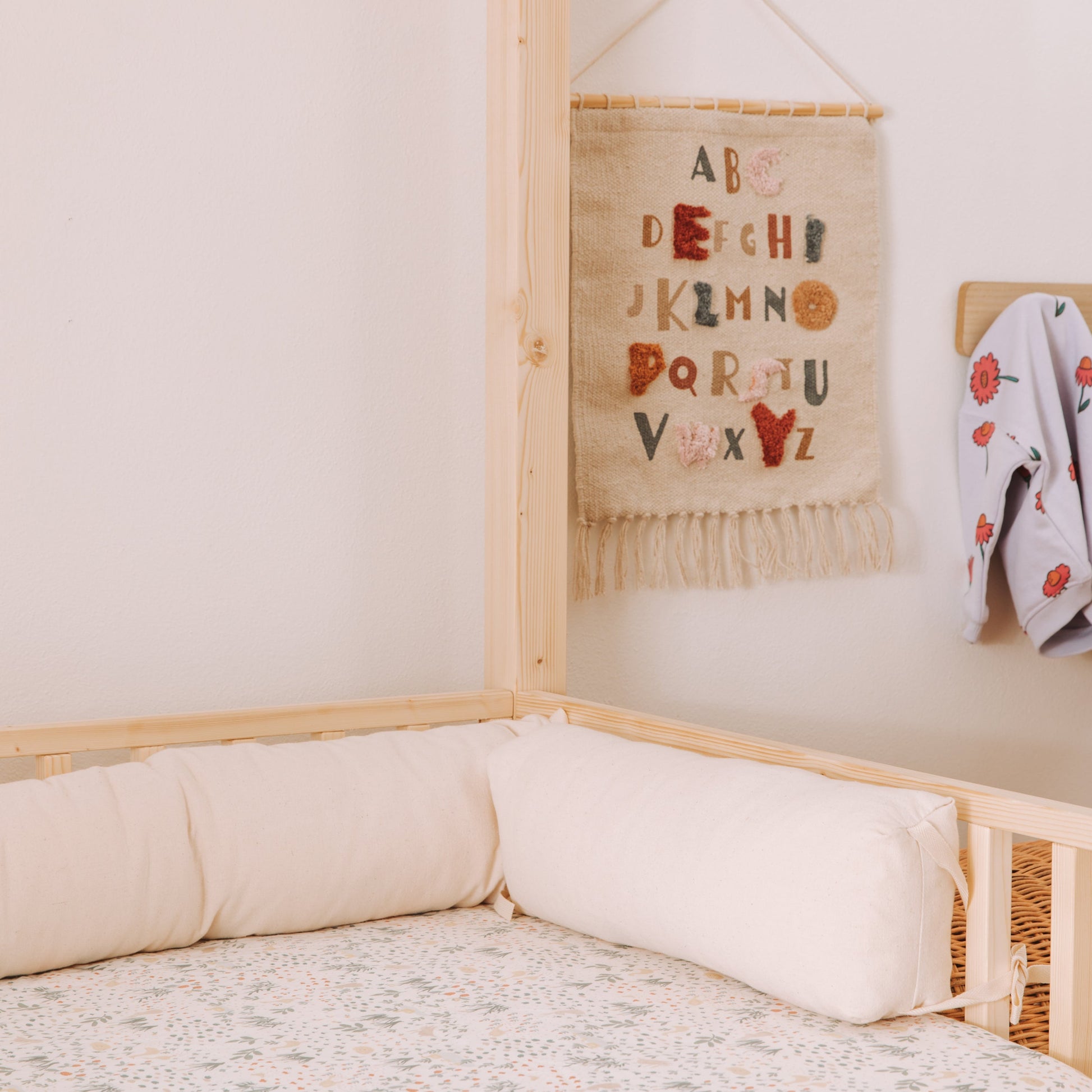letto montessoriano in legno con baldacchino e paracolpi in cotone naturale
