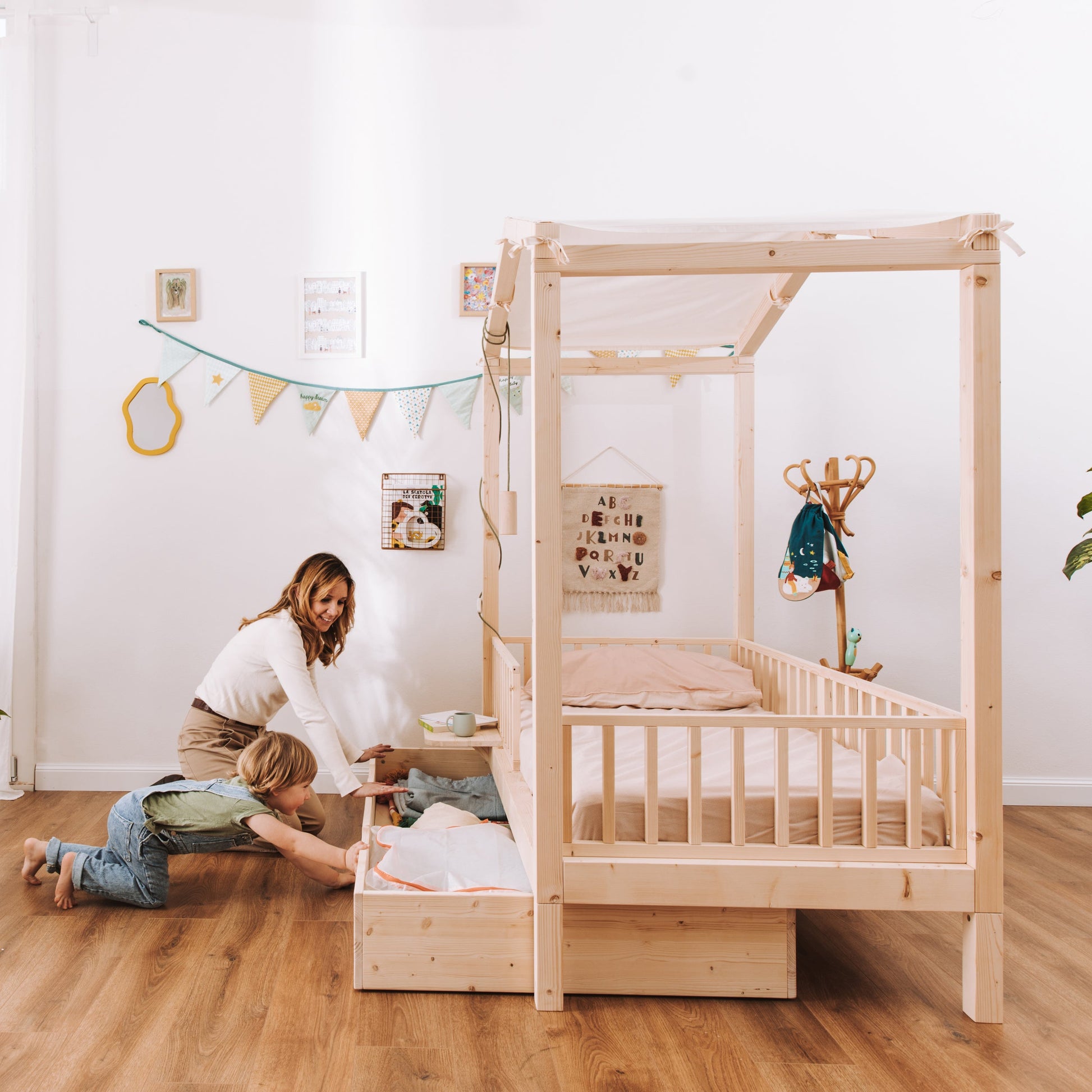 lettino montessori nabè in legno naturale con baldacchino e cassettone contenitore