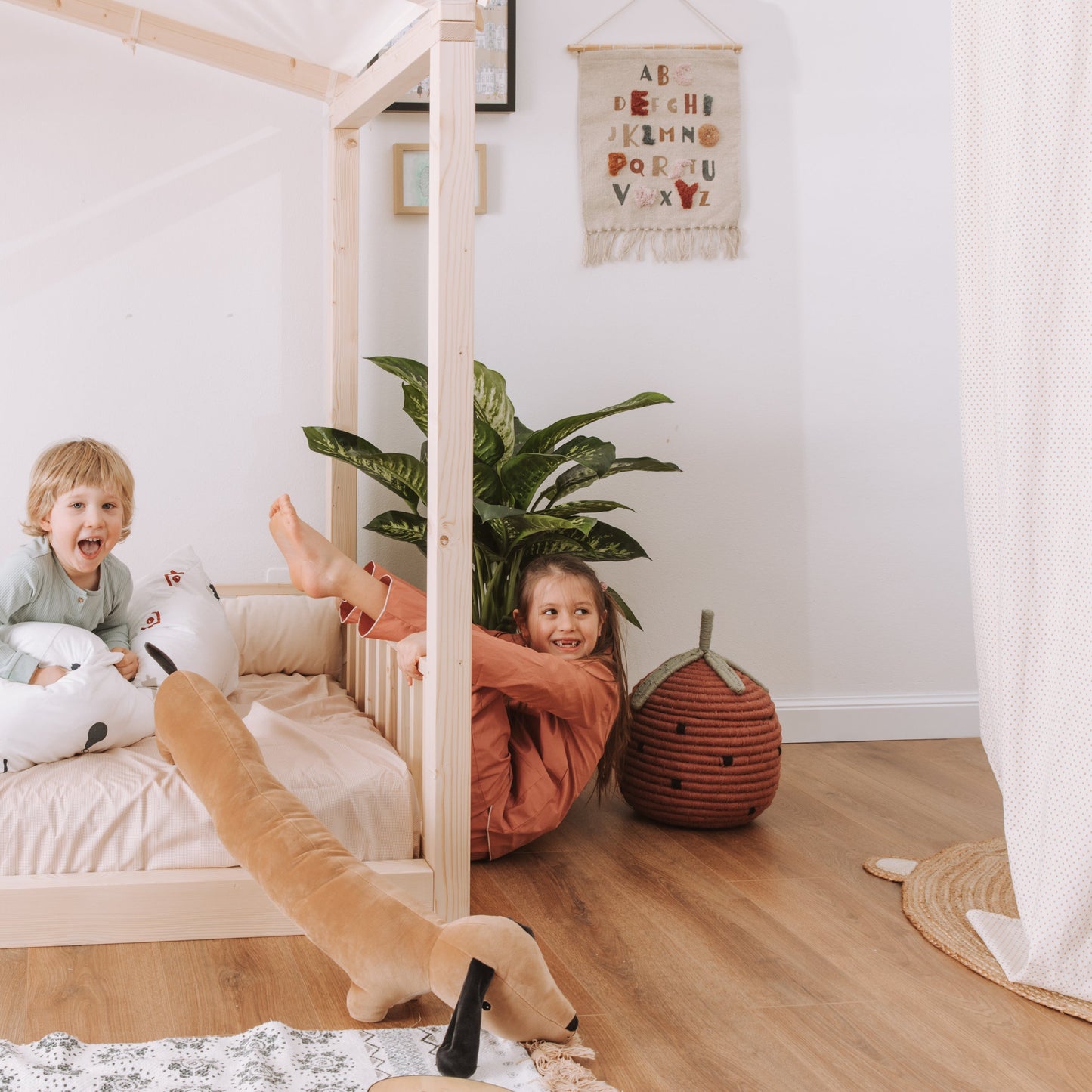 bimbi su lettino Montessori con baldacchino zero+ nabè in legno massello