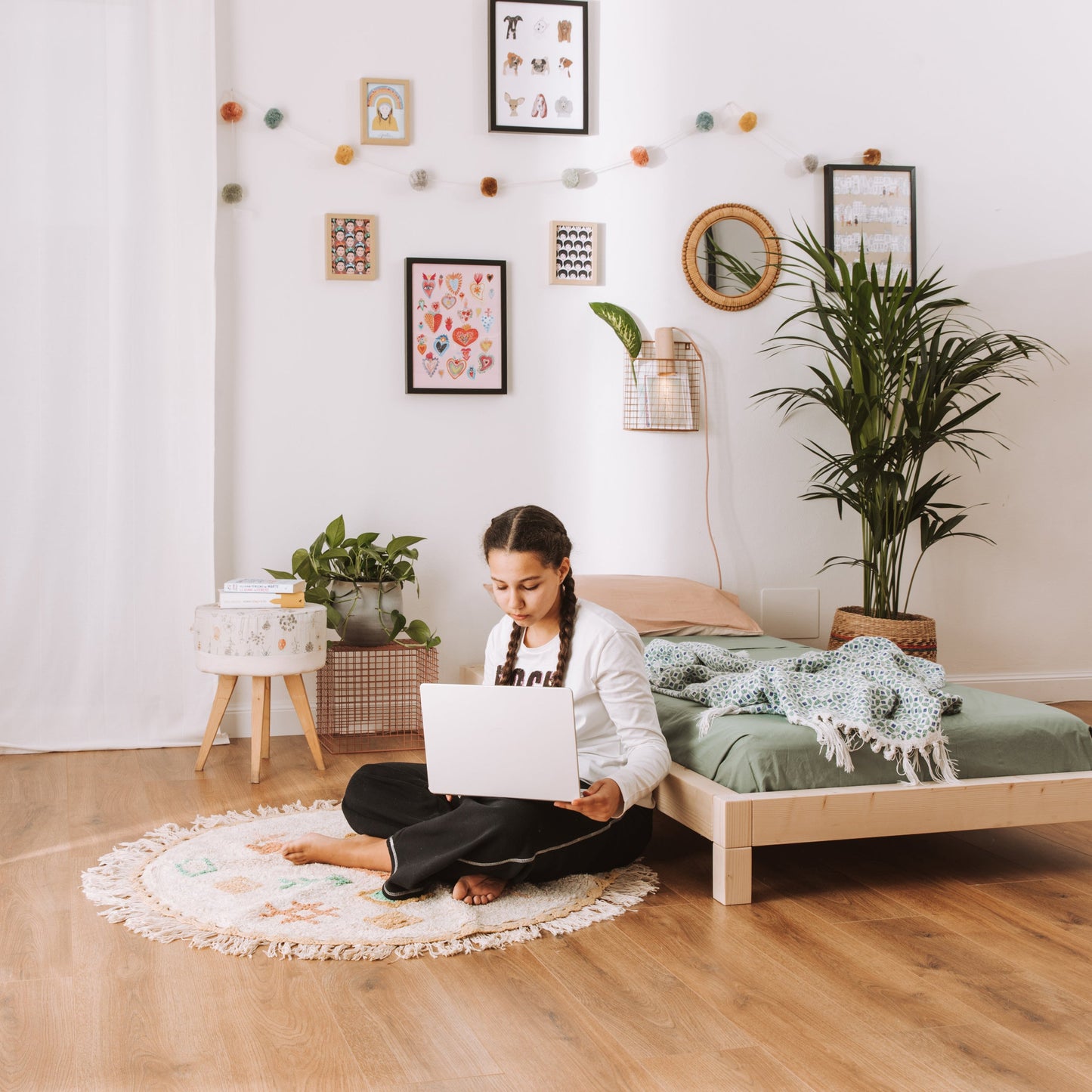 adolescente studia vicino al suo letto zero+ earth nabè made in italy