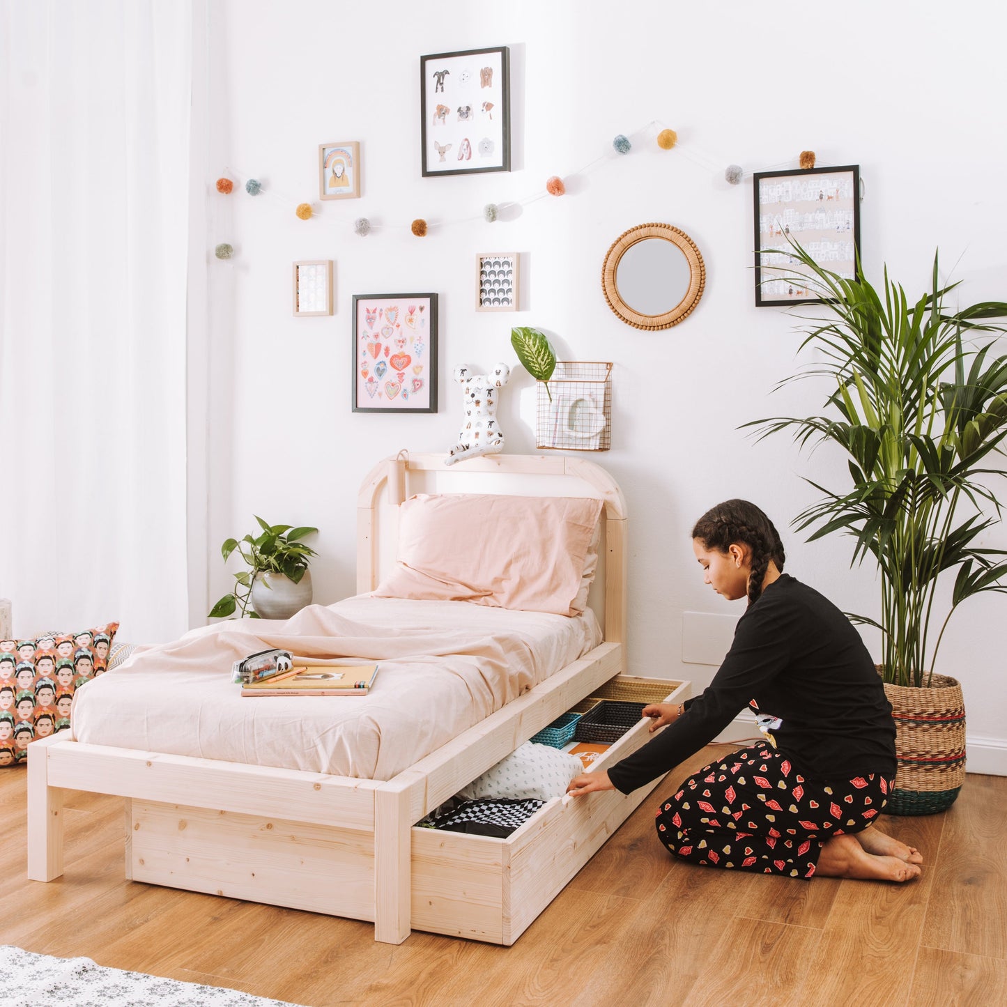 adoloscente apre il cassettone contenitore sotto letto zero+ fun in legno massello