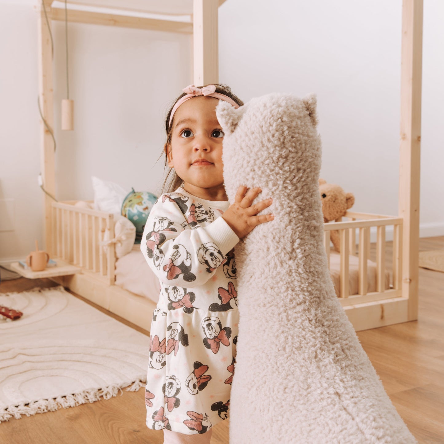 bambina con peluche vicina a lettino montessori in legno zero+ dream by nabè