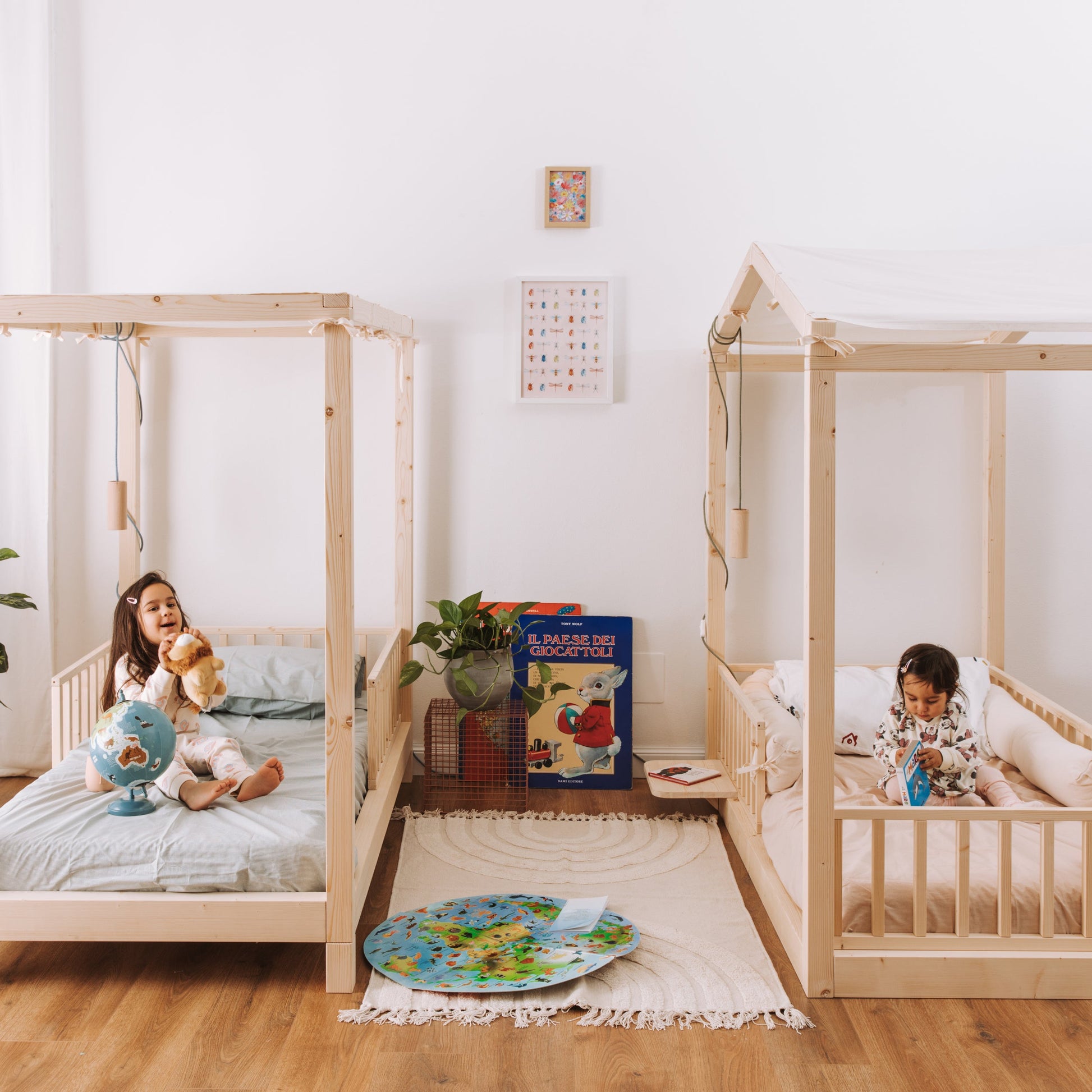 stanzetta con due lettini montessori a baldacchino