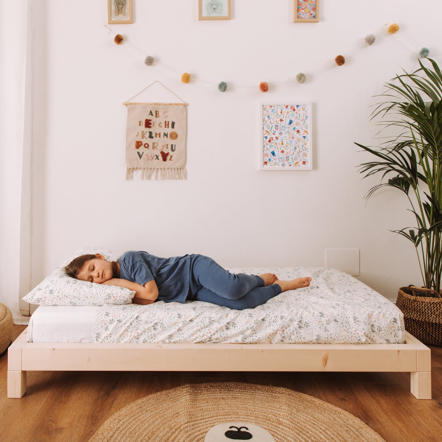 bambina dorme su letto in legno naturale dal design minimale made in Italy