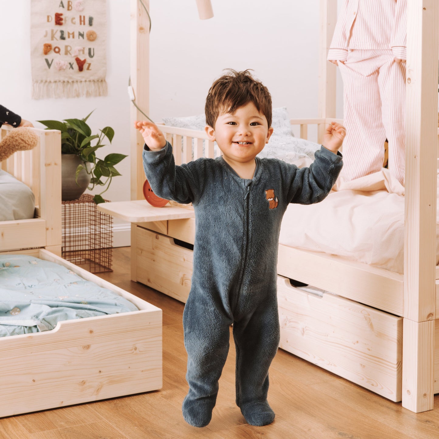 Bimbo piccolo vicino a letto per bambini in legno naturale dream zero+