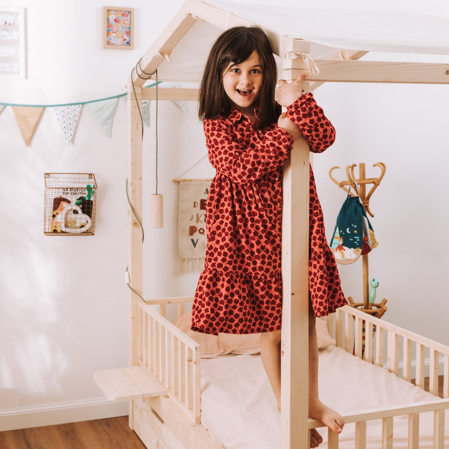lettino montessoriano nabè con baldacchino, accessori e comodino modulari