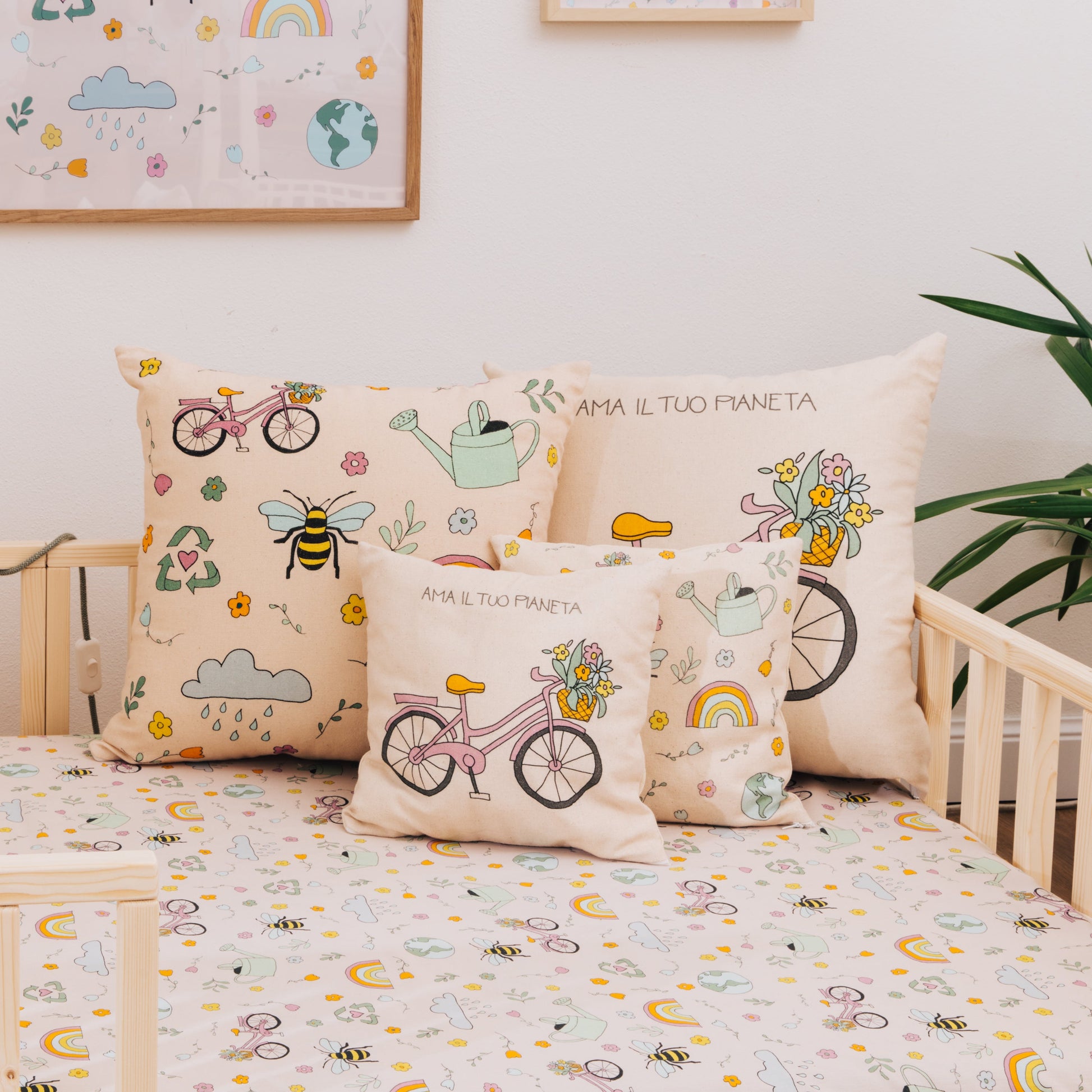 4 cuscini Ama il tuo pianeta in fantasie varie su un letto zero+Earth by nabè.