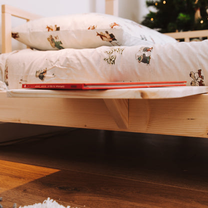 libro appoggiato su comodino per letto evolutivo nabè montessori