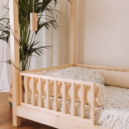 letto per bambini con barriere e baldacchino in legno naturale fatto in italia