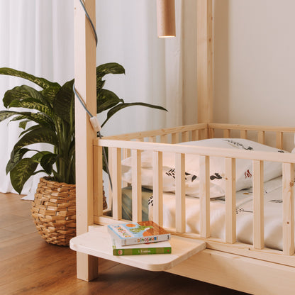 comodino in legno montato su letto modulare zero+ Dream con baldacchino