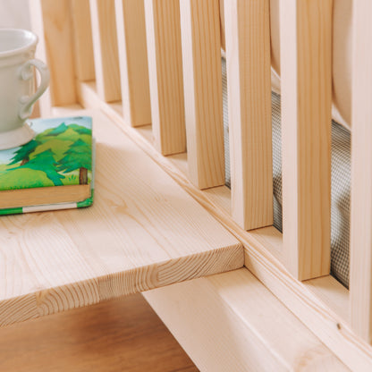 comodino montato su letto montessoriano zero+ nabè con barriere protettive in legno