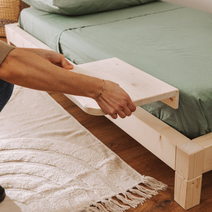 fase di montaggio del comodino per bambini in legno della gamma evolutiva nabè