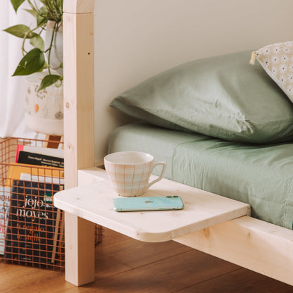 comodino montessoriano in legno massello montato su letto per bambini zero+ Fun 