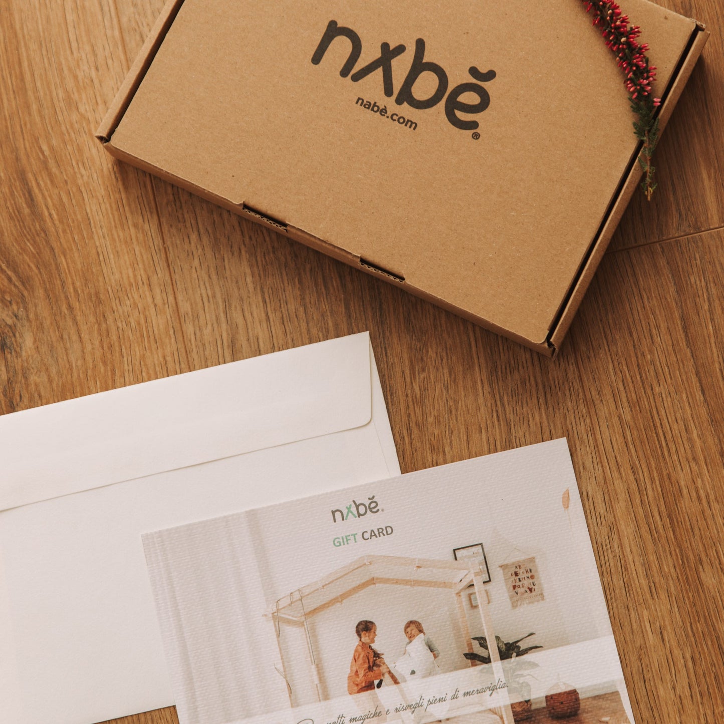 Texture della cartolina Buono Regalo nabè, stampata su carta pregiata, e della box in cartone color avana. 