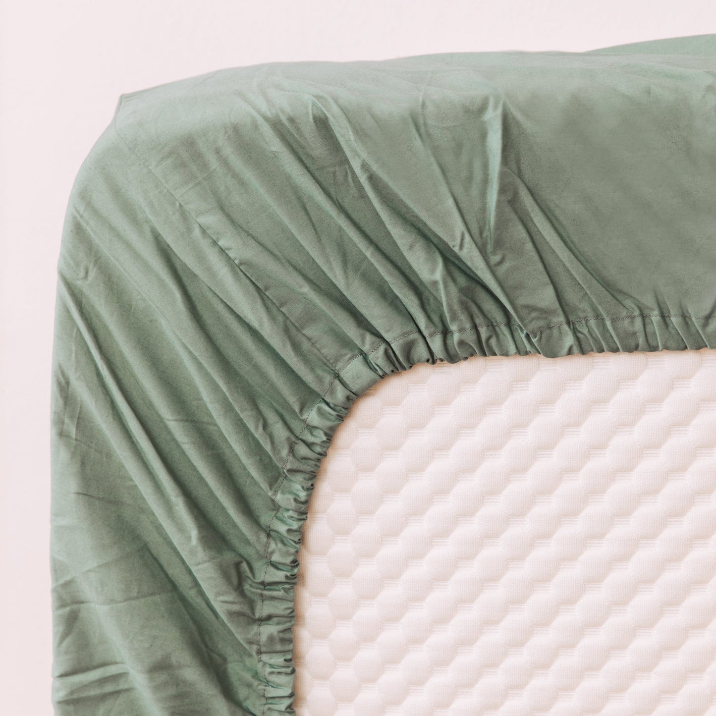 Il lenzuolo di sotto ha gli angoli elastici.