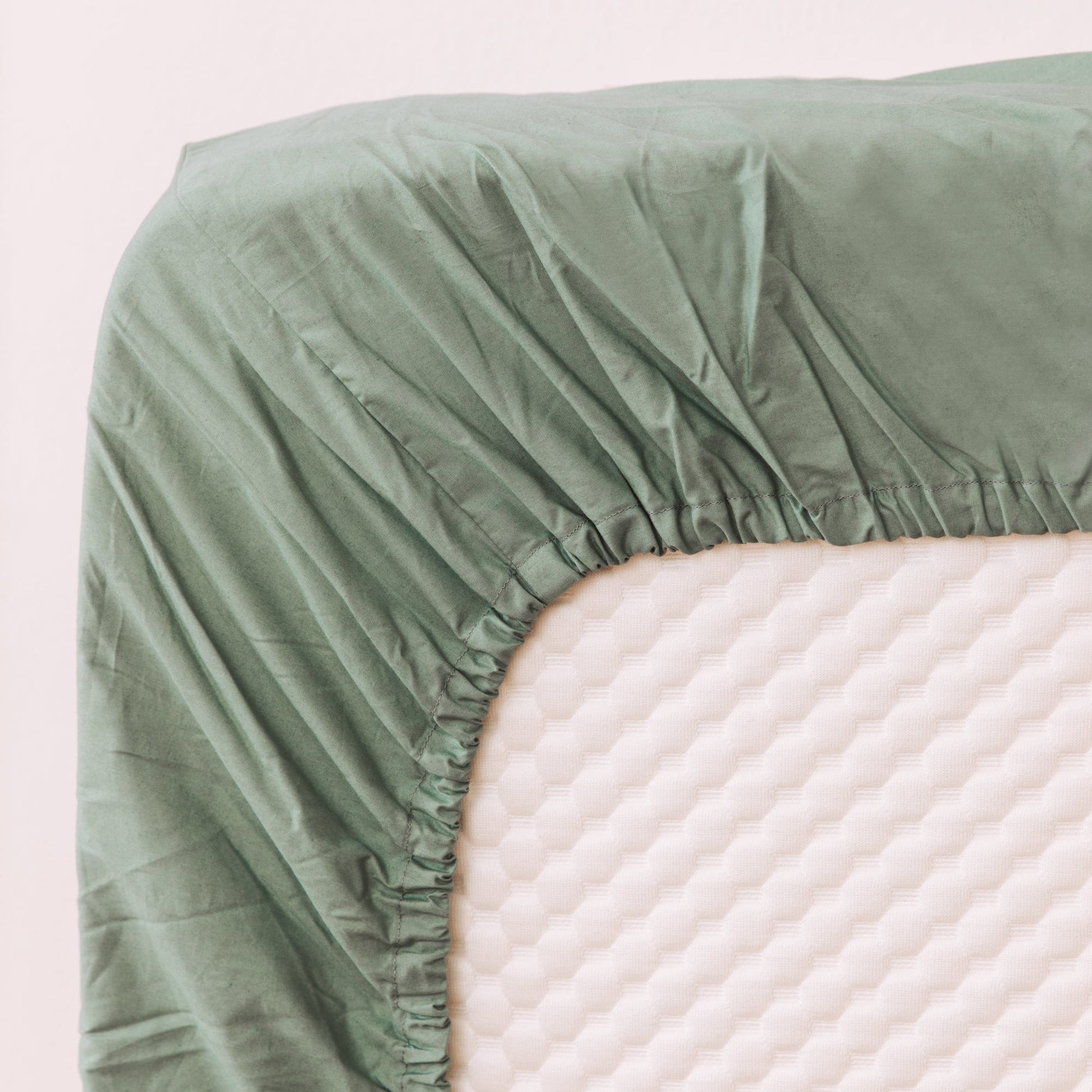 Il lenzuolo di sotto ha gli angoli elastici.