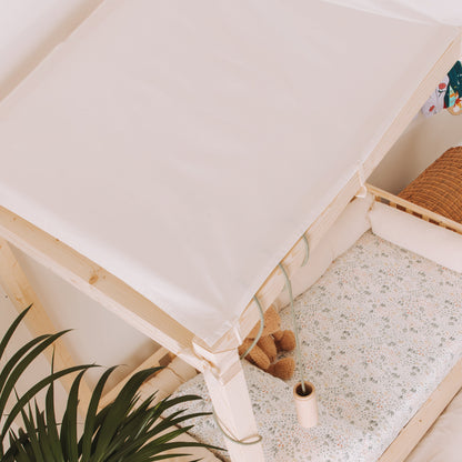 letto per bambioni in legno con baldacchino e telo in tessuto 