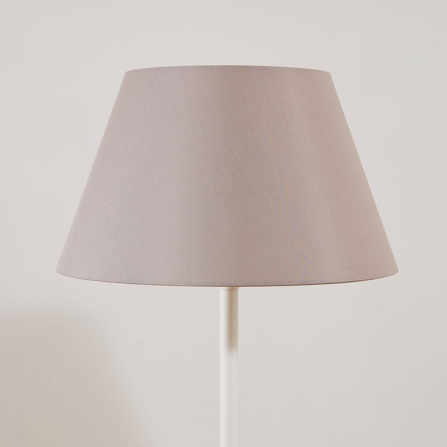 Lampadaire avec abat-jour uni
