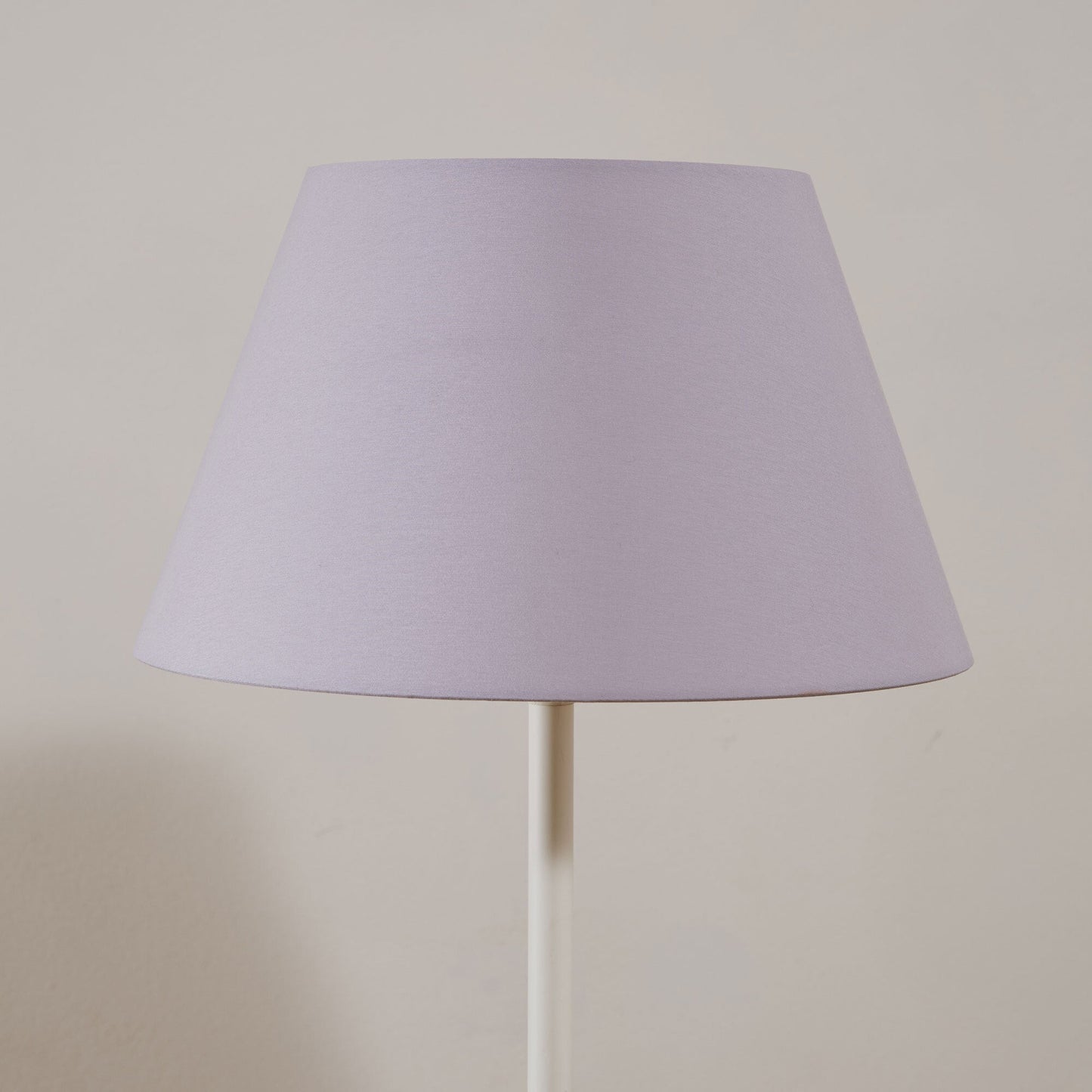 Lampadaire avec abat-jour uni