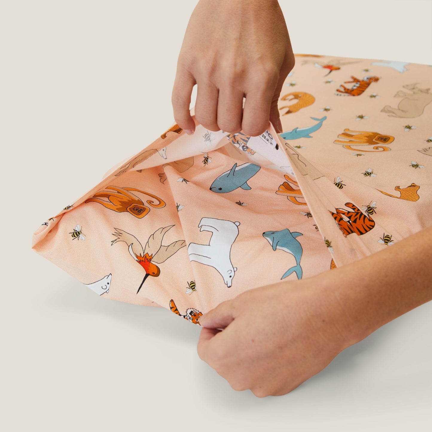 La tasca per inserire il cuscino è profonda e protegge interamente l'interno.