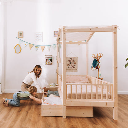 lettino montessori nabè in legno naturale con baldacchino e cassettone contenitore 