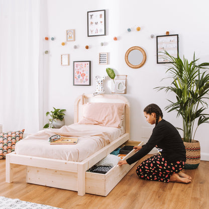 adoloscente apre il cassettone contenitore sotto letto zero+ fun in legno massello