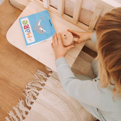 comodino in legno naturale per letto montessori in legno