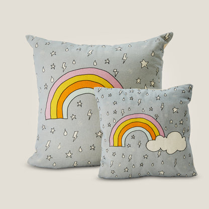 2 cuscini con stampa arcobaleno su fondo blu, in due taglie: 50 x 50 cm e 30 x 30 cm. 